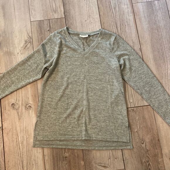 Bobbie Brooks Sweaters - Bobbie Brooks Size Medium Like New Sweatshirt /Sweater V Neck